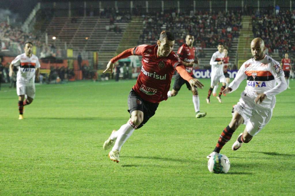 A equipe do Brasil de Pelotas foi surpreendida pelo agora vice-líder Atlético Goianiense que venceu com gol de Magno Cruz. Foto: GEB Oficial