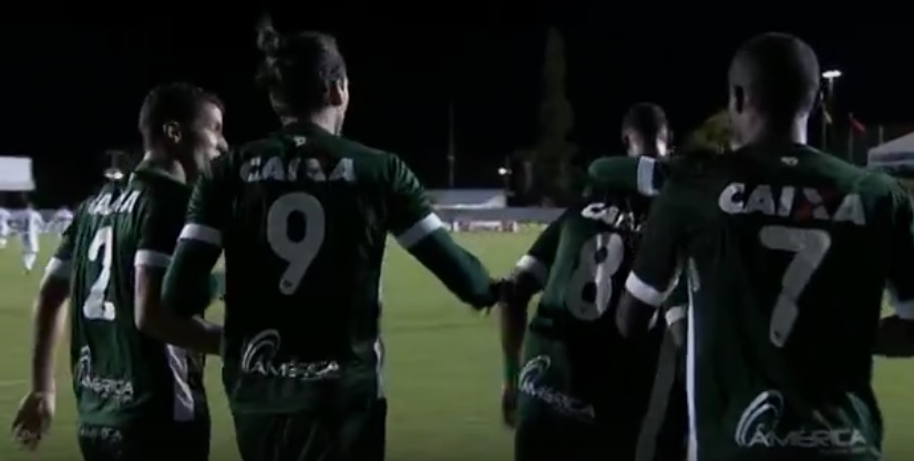 Jogadores do Goiás comemoram o gol marcado por Patrick, que garantiu a segunda vitória seguida na Série B