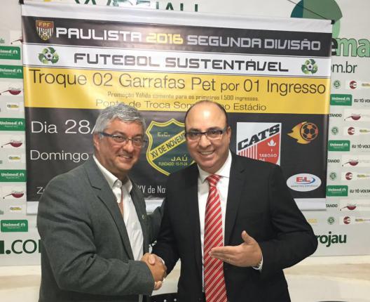 Edivaldo Ferraz, à direita, e diretor do XV de Jaú empolgado com promoção da Federação Paulista de Futebol