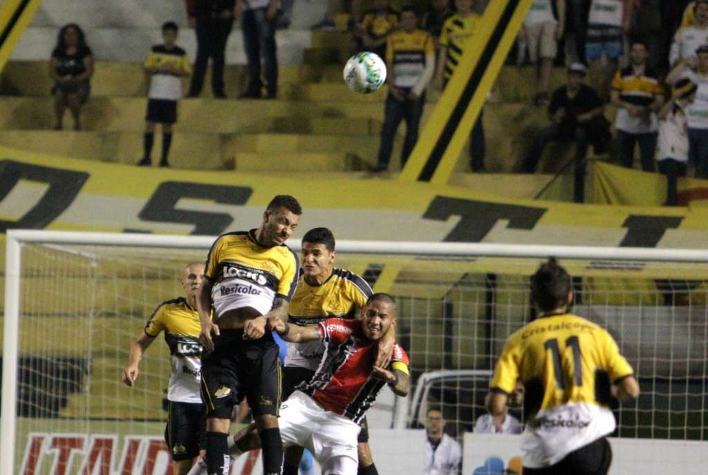 Criciúma abusou demais das jogadas aéreas, beneficiando os zagueiros do Joinville - Caio Marcelo/Criciúma