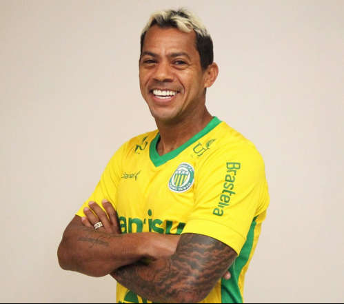 Recém-contratado, veterano Marcelinho Paraíba no segundo tempo e foi decisivo 