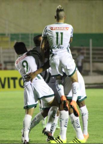 O camisa 11, Hugo, teve noite de estrela e marcou 3 gols