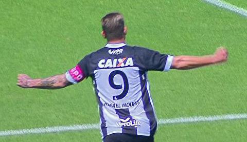 Rafael Moura, camisa 9, fez de pênalti o gol do Figueirense