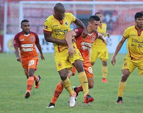 Maurício Leal em lance do jogo em que o Sriwijaya empatou, por 2 a 2, com Pusamania Borneo, pelo Campeonato Indonez - Divulgação