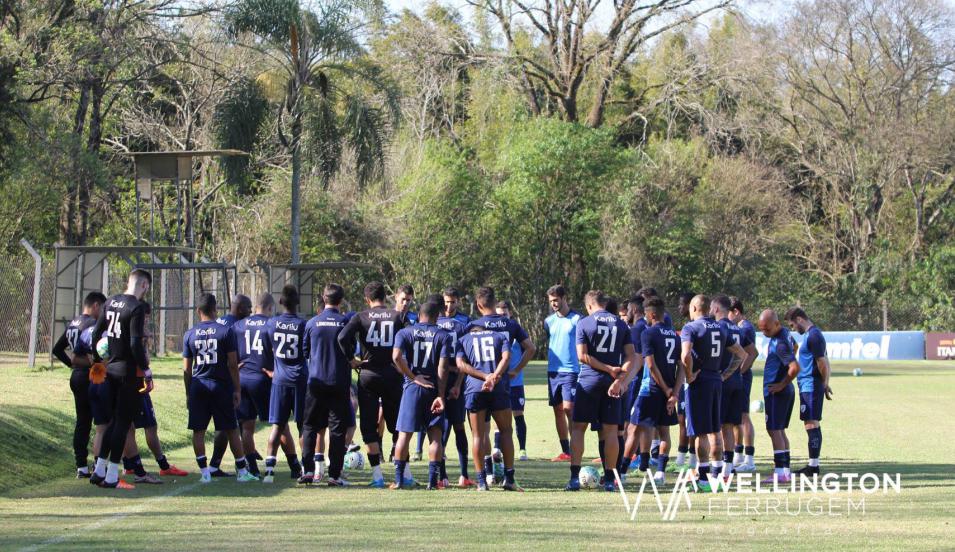 Os jogadores do Londrina viajaram para Recife nessa segunda-feira (Foto: Wellington Ferrugem)