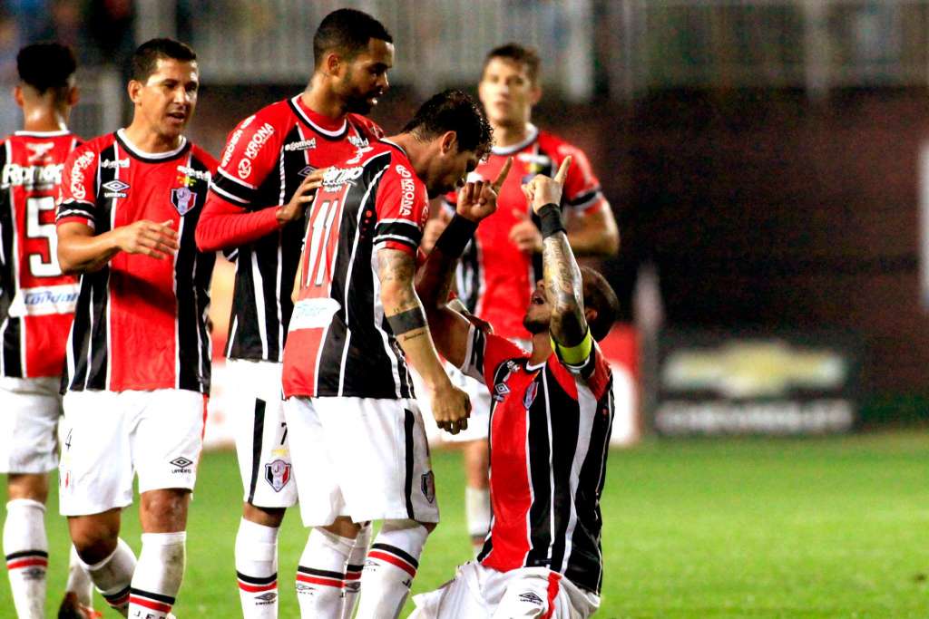 Jael marca e empata o jogo na Arena
