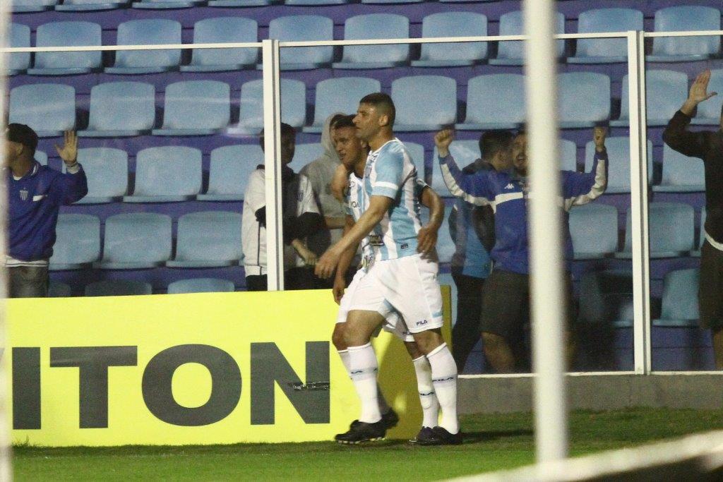 William comemora com Rômulo um dos dois gols marcados pelo Avaí na Ressacada