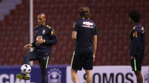 Eliminatórias: Tite fecha treino e faz mistério na seleção brasileira