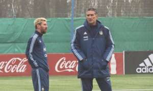 Eliminatórias: Messi participa de treino tático da Argentina e anima Bauza