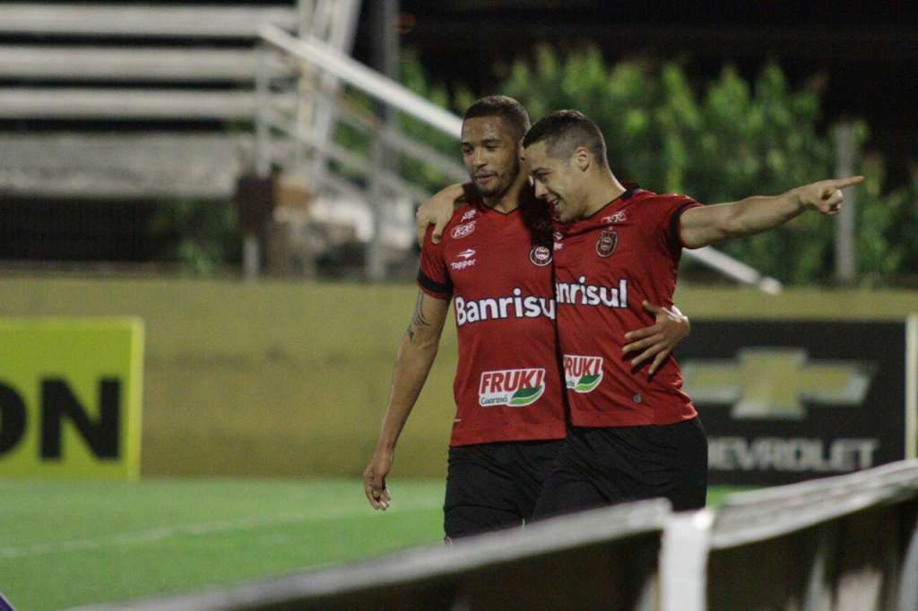 Brasil de Pelotas construiu sua vitória ainda no primeiro tempo com gols de Felipe Garcia e Ramon (Foto: Carlos Insaurriaga).