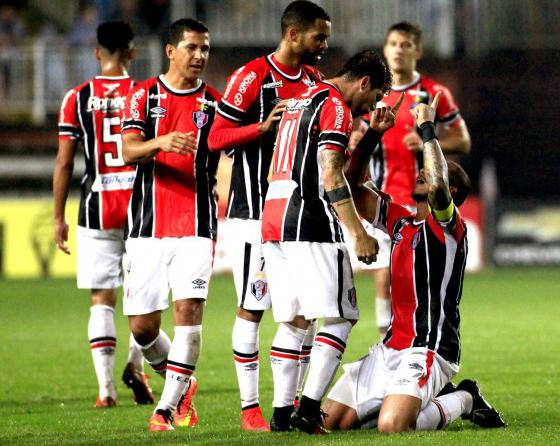Jael usou a cabeça para fazer gol do Joinville no empate com o Bahia