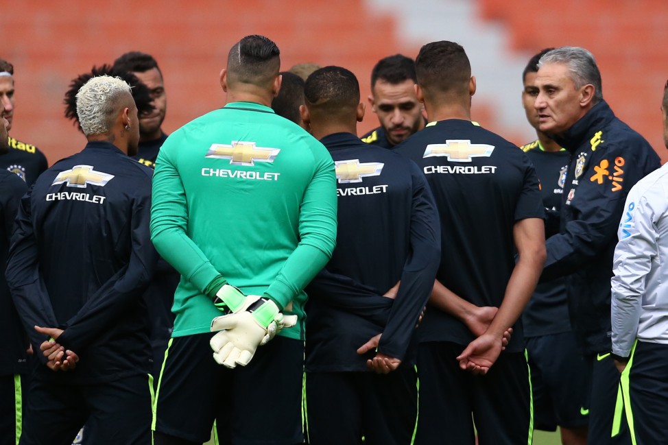 Tite conversa com os jogadores antes de fazer sua estreia pela Seleção Brasileira