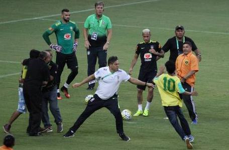 Seguranças não impedirem a invasão quase geral dos torcedores