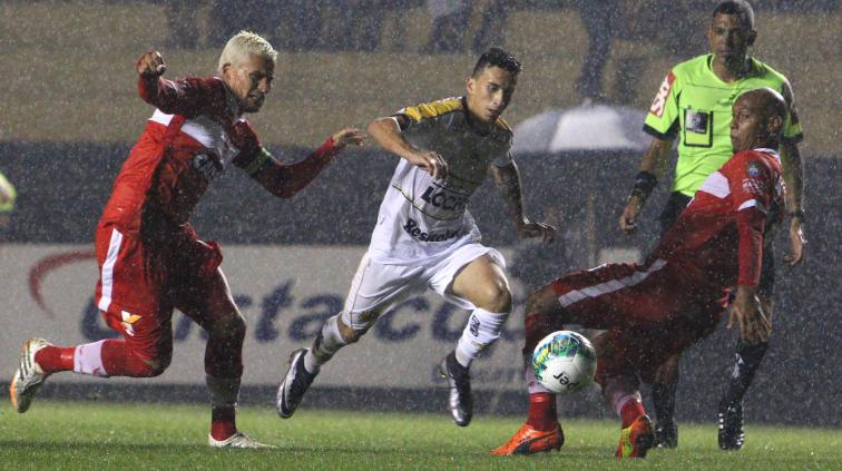 Debaixo de chuva o CRB buscou o empate com o Criciúma. Foto: Caio Marcelo