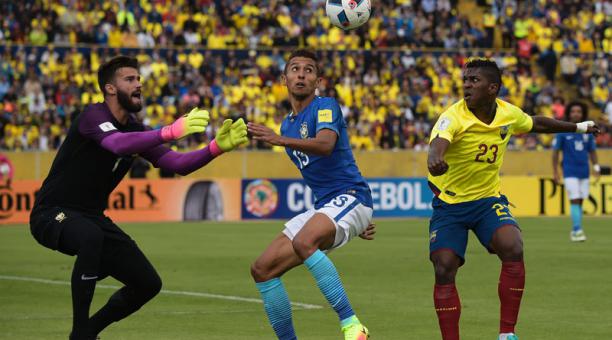 Alisson mostra segurança tendo na frente uma dupla de zagueiros que joga o feijão com arroz bem feito