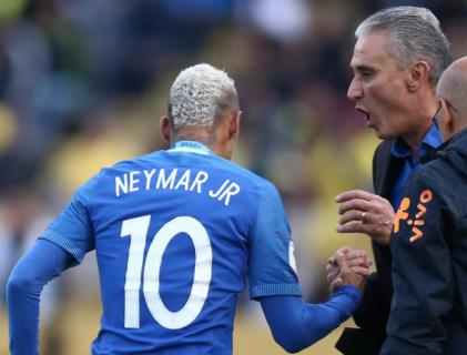 Neymar passou mais a bola e ficou melhor sem tarja de capitão