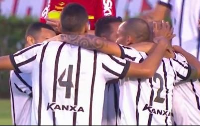 Bragantino festeja golaço de Edson Sitta