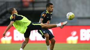 Eliminatórias: Contra a Colômbia, Daniel Alves inaugura o rodízio de capitães da seleção