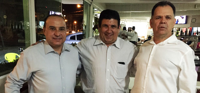 Arthur Alves Júnior, presidente do SAFESP, entre Artur Eugênio e o Dadá na Pizzaria Monte Cristo logo após o programa 