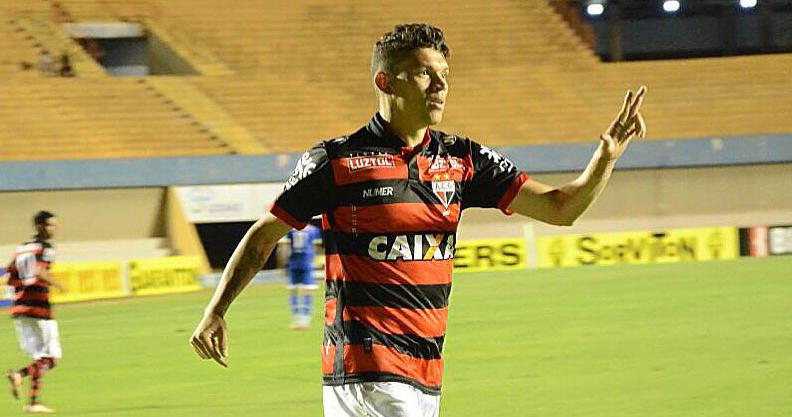 Júnior Viçosa abriu o placar no Serra Dourada