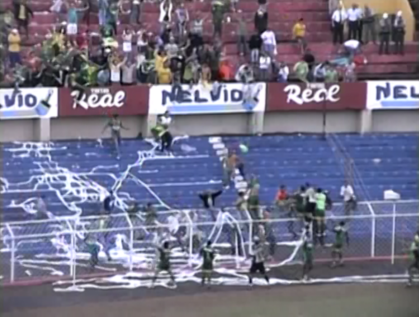 Jogadores comemoram após vitória sobre a Ferroviária em Plena Fonte Luminosa.