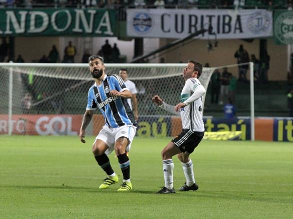 Juan foi o destaque do Coritiba diante do Grêmio