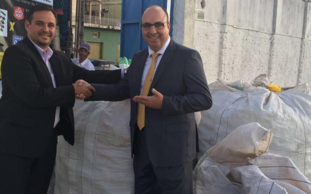Fabiano Barbilla e Edivaldo Ferraz com parte do material arrecadado no Sustentável