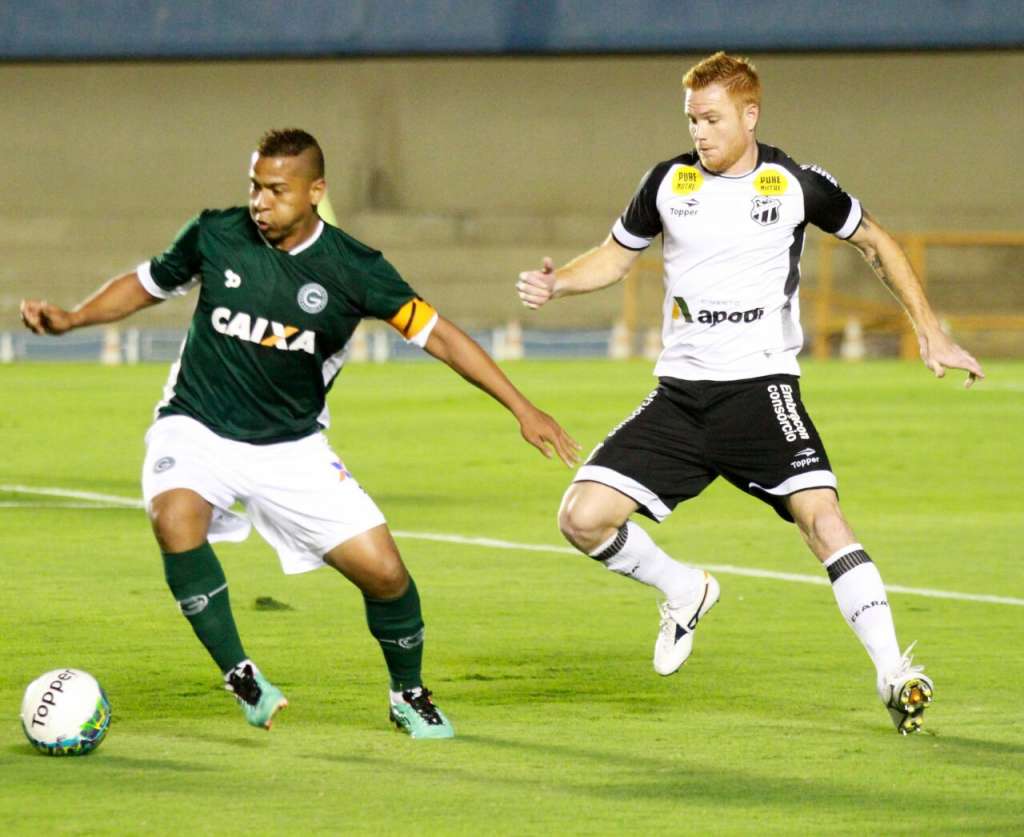 Walter é marcado de perto por Charles: Gordinho deu assistência na vitória do Goiás sobre o Ceará