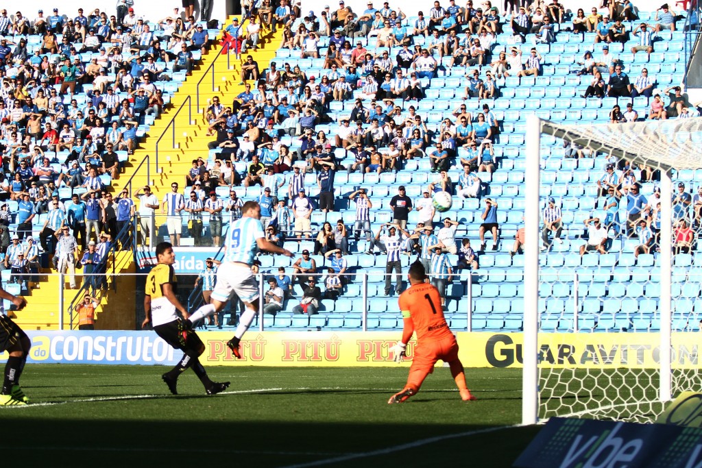 Lucas Coelho marcou dois na vitória do Avaí