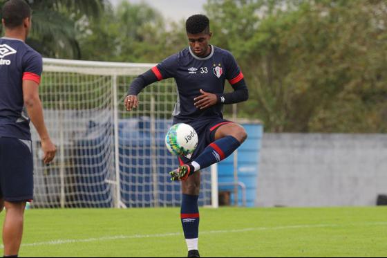 Esperando para resolver futuro, Erick Luis segue trabalhando firme no Joinville