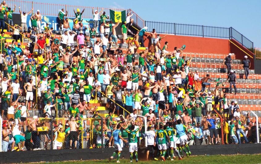 Jogadores quinzistas comemoram a vaga nas semifinais junto aos mais de 500 torcedores. Foto: Tiago Pavini