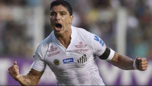 Santos ganha clássico contra o Corinthians de virada e encosta no G4 do Brasileiro