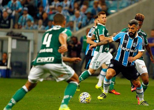 Palmeiras priorizou a marcação e fica um ponto na frente do Flamengo