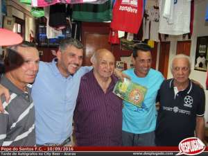 Pepe emociona torcedores em lançamento de biografia em Araras