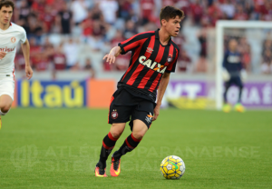 Matheus Rossetto demonstra versatilidade em vitória do Atlético-PR