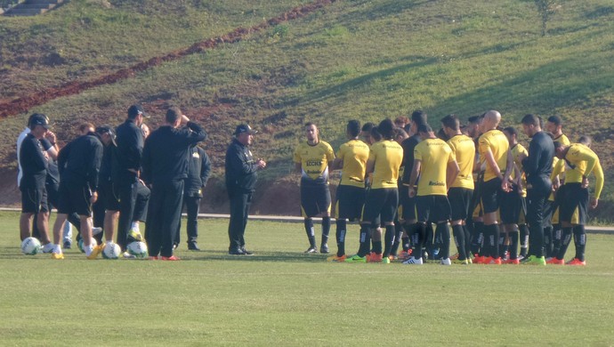 Série B: Paulo Pelaipe promete conversa com elenco do Criciúma