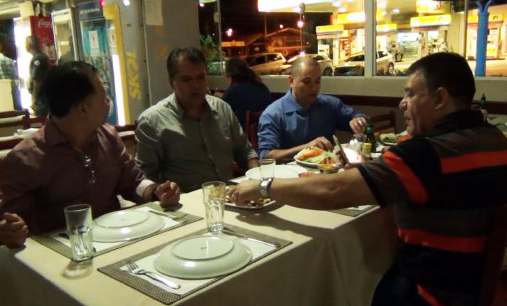Pedrinho Rocha ao lado de Dadá e André e a frente de Guina Paiva na Pizzaria Monte Cristo, a Pizzaria do Dadá - Divulgação
