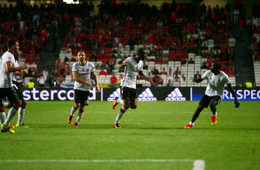 Talisca empatou para o Besiktas no apagar das luzes