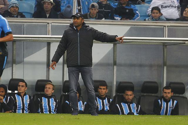 Sem ganhar há quatro jogos, o técnico Roger Machado balança no cargo do Grêmio