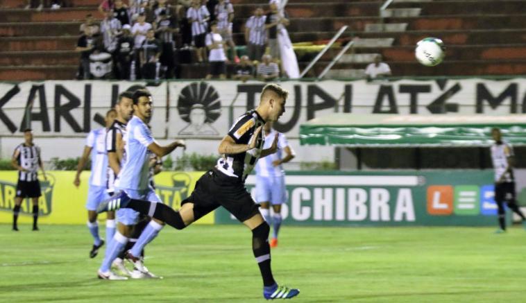 Octávio entra nas costas da defesa e abre  placar para o Tupi em Juiz de Fora. Foto: Felipe Couri