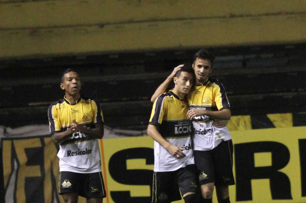 Douglas Moreira abriu o placar para o Criciúma