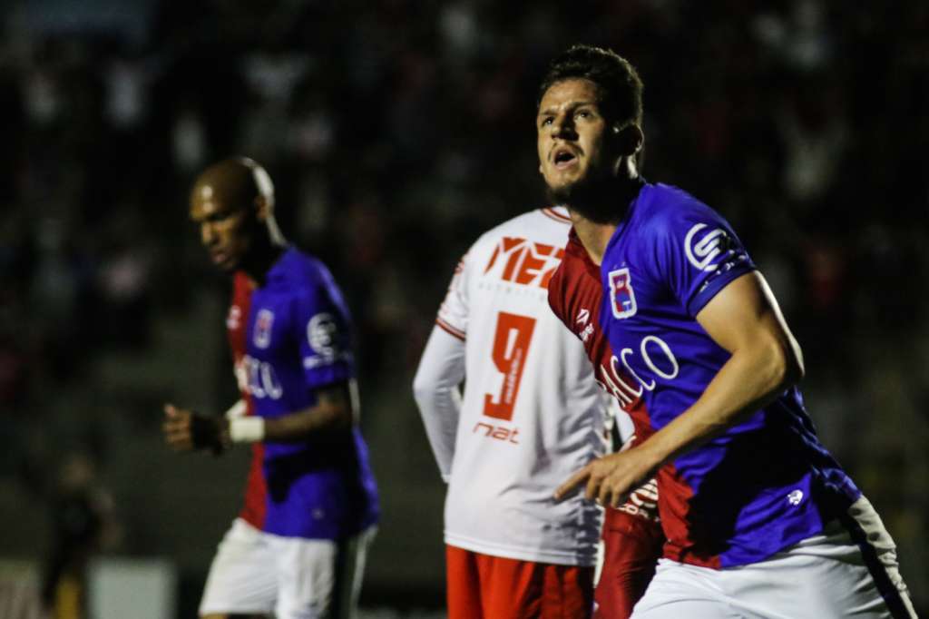 Nem o gol do zagueiro Alisson de cabeça fez com que o Paraná Club segurasse o Tigre Goiano. Foto: Joka Madruga