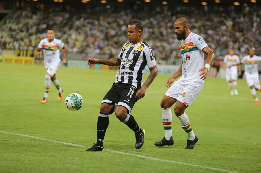 Ceará não consegue furar a marcação do Sampaio Corrêa e é surpreendido em um contragolpe, que aumentou para 8 jogos a sequencia sem vitória do Vozão. Foto: cearasc.com