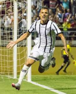 Botafogo surpreende e contrata lateral-direito do Bragantino na Série B