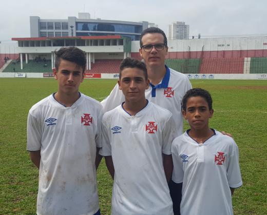 Elder Campos com, Hugo, Lucas e Cassiano, autores dos gols da Portuguesa Santista