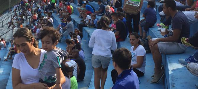 Mulheres e crianças marcaram presença nas arquibancadas do estádio municipal de Taboão