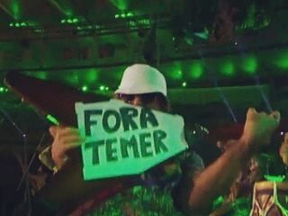 Músico do Nação Zumbi exibe "Fora, Temer" na festa de encerramento do Rio-2016 2 0002050196301 img