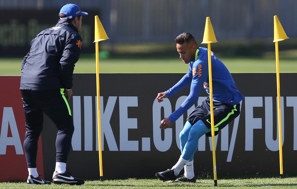 Clubes do País vendem muito e ganham pouco com jogadores na década, diz estudo