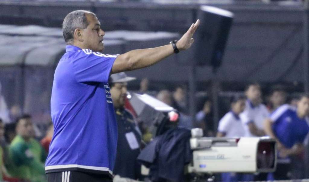 O técnico Francisco Arce anunciou nesta terça-feira uma lista com 19 nomes que defenderão o Paraguai 