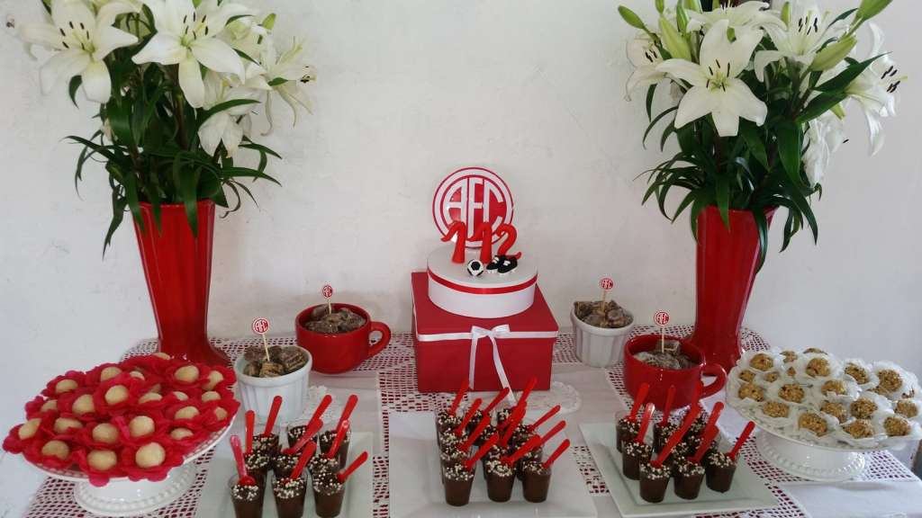 Nos festejos, que contaram com música ao vivo, alguns dos presentes foram agraciados com itens do clube